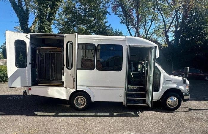 2015 Ford E350 Non-CDL ADA Shuttle Bus - Image 4