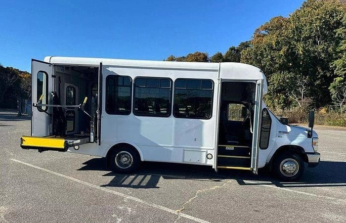 2016 Ford E-350 ADA Shuttle Bus - Image 3
