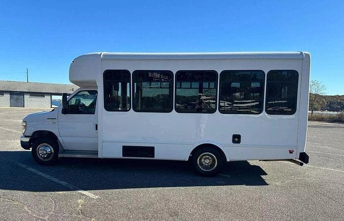 2016 Ford E-350 ADA Shuttle Bus - Image 13