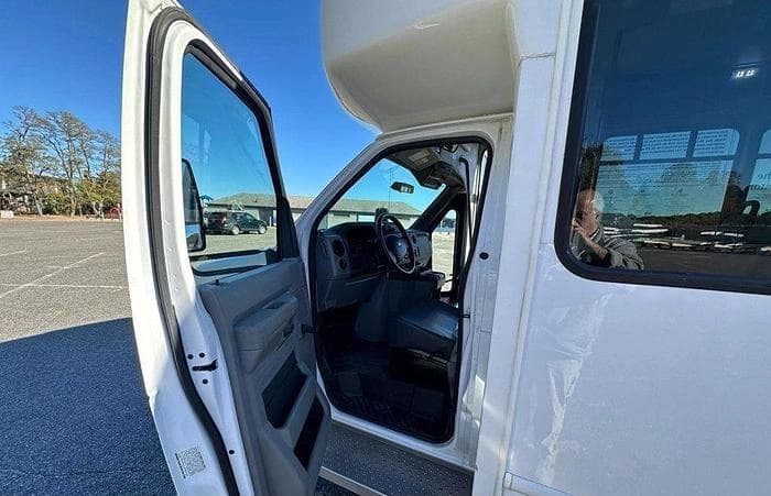 2016 Ford E-350 ADA Shuttle Bus - Image 14