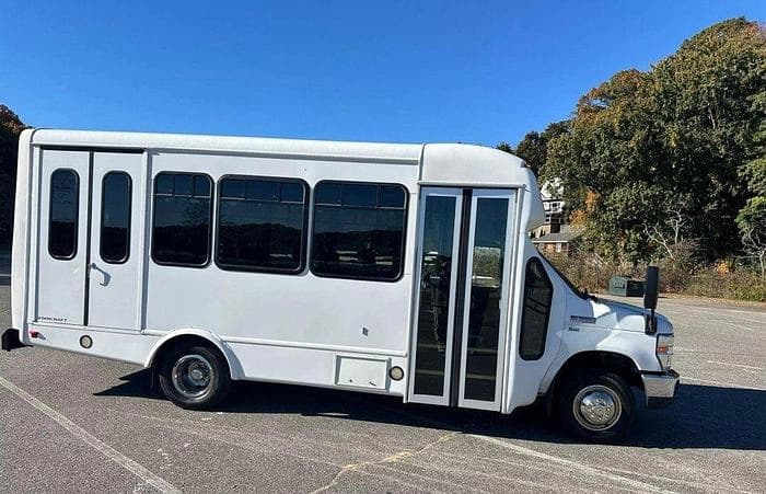 2016 Ford E-350 ADA Shuttle Bus - Image 24
