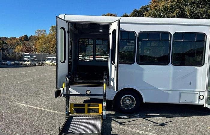 2016 Ford E-350 ADA Shuttle Bus - Image 28
