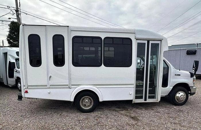 2015 Ford E350 Non-CDL ADA Shuttle Bus - Image 4