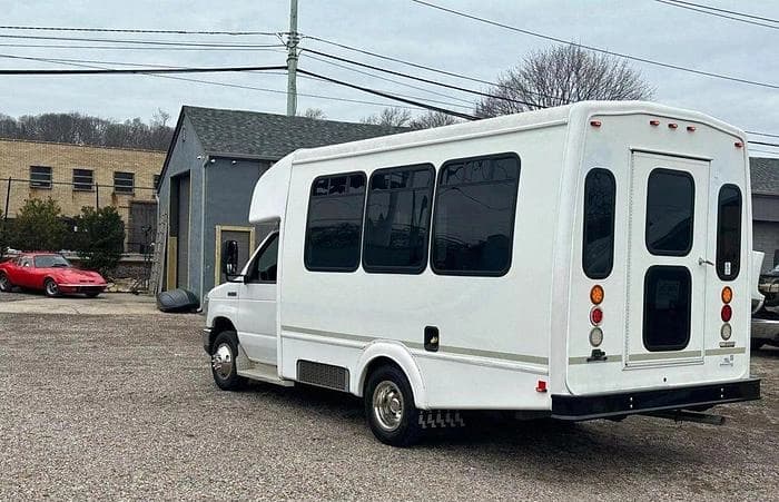 2015 Ford E350 Non-CDL ADA Shuttle Bus - Image 5