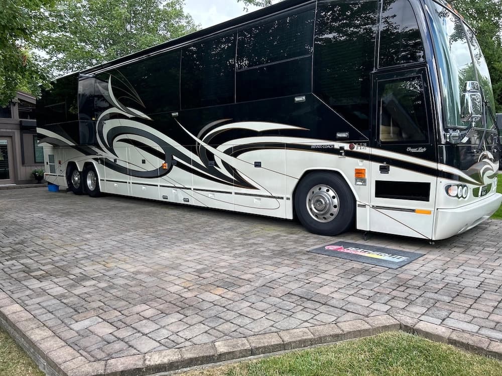 2005 Prevost Liberty Elegant Lady H3-45 Motorcoach Conversion - Image 2