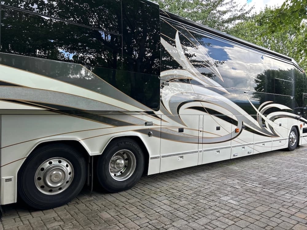2005 Prevost Liberty Elegant Lady H3-45 Motorcoach Conversion - Image 3