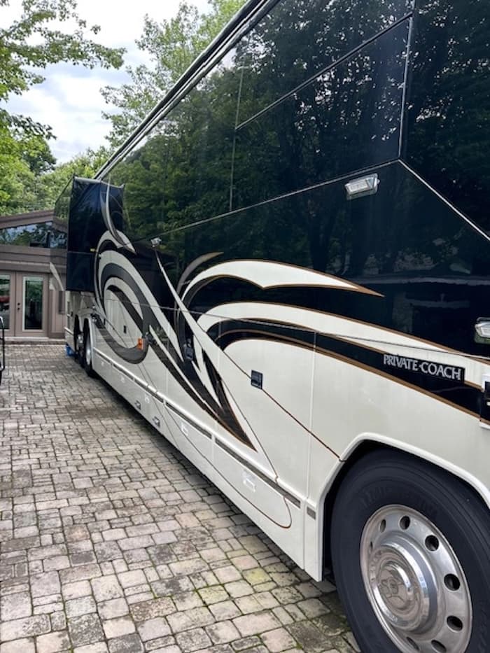 2005 Prevost Liberty Elegant Lady H3-45 Motorcoach Conversion - Image 25