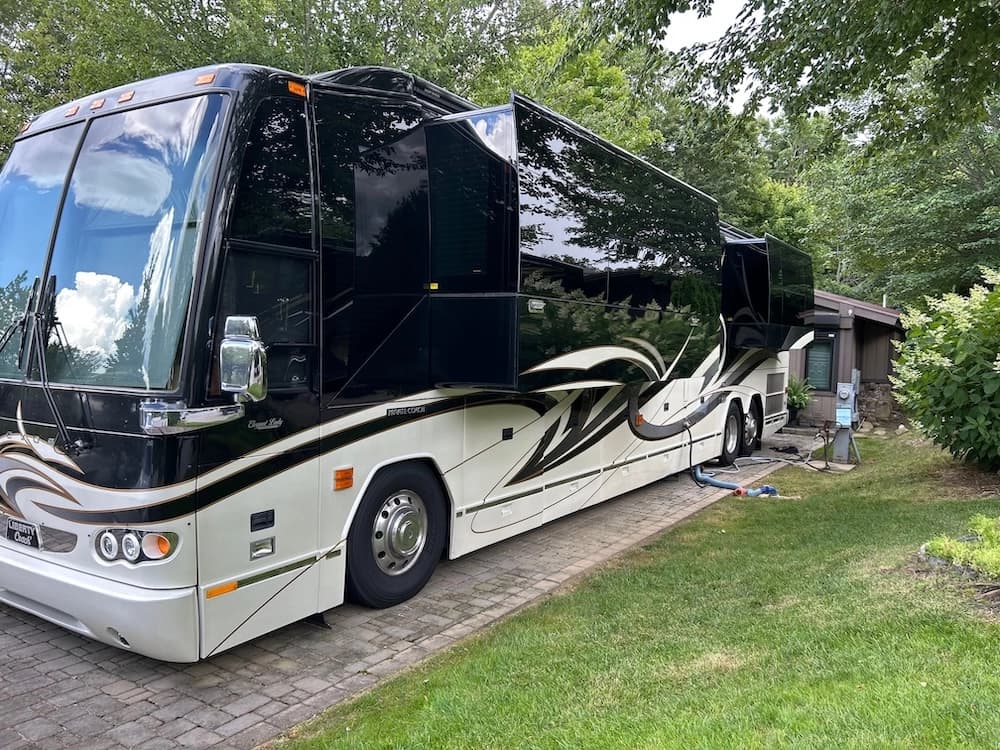 2005 Prevost Liberty Elegant Lady H3-45 Motorcoach Conversion - Image 1