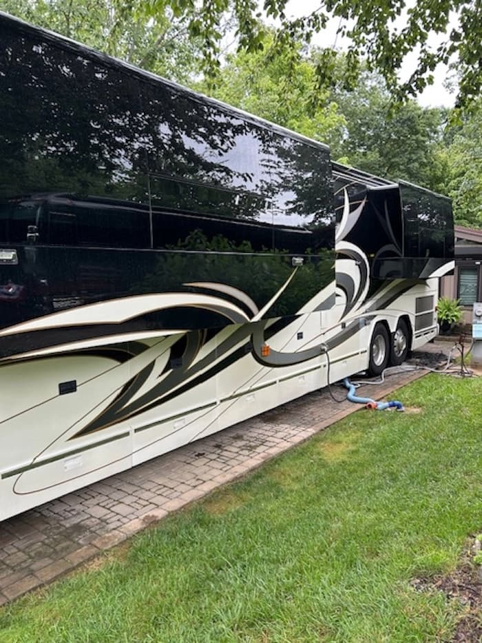 2005 Prevost Liberty Elegant Lady H3-45 Motorcoach Conversion - Image 32