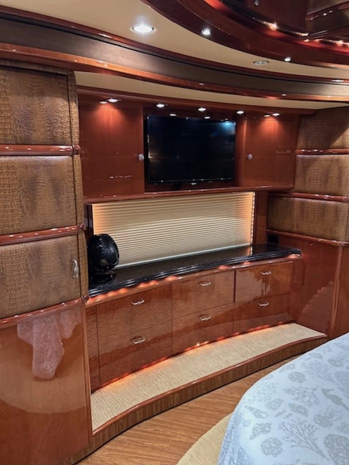 2005 Prevost Liberty Elegant Lady H3-45 Motorcoach Conversion - Image 8