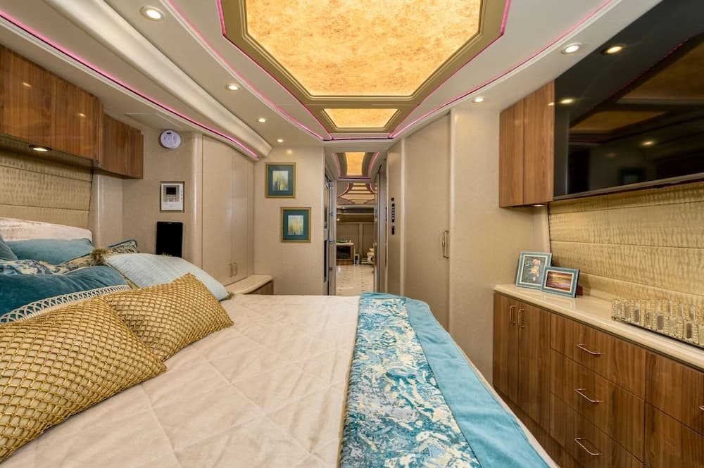 2019 Prevost Marathon H3-45 Motorcoach Conversion - Image 17