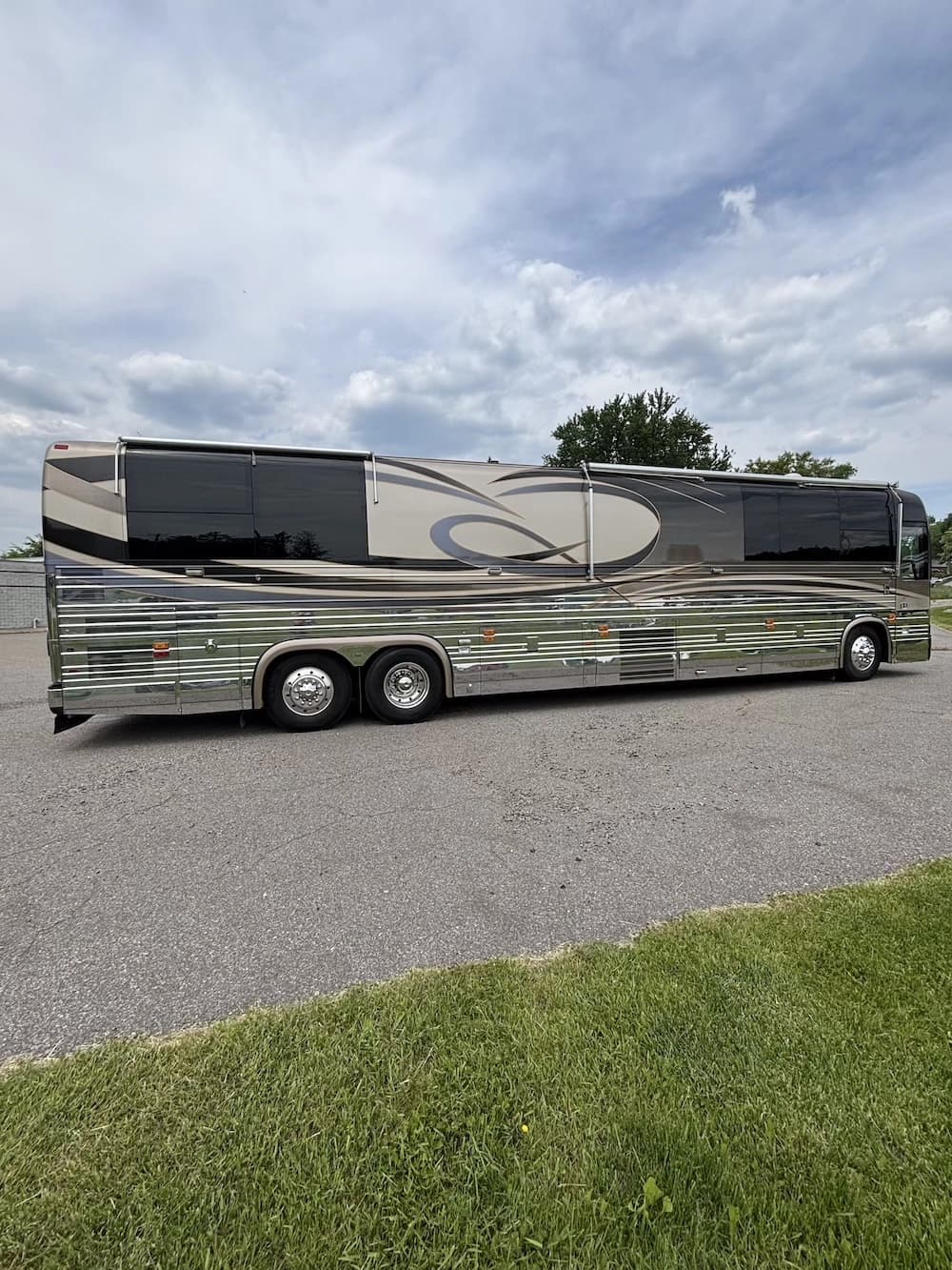 2001 Prevost Liberty Elegant Lady XLII Motorcoach Conversion - Image 2