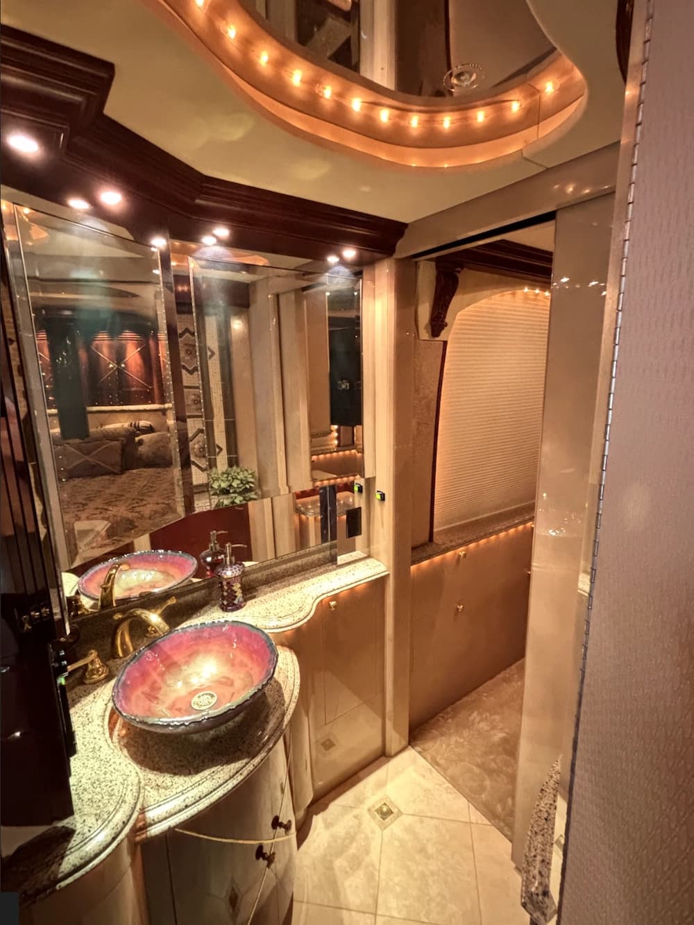 2001 Prevost Liberty Elegant Lady XLII Motorcoach Conversion - Image 15