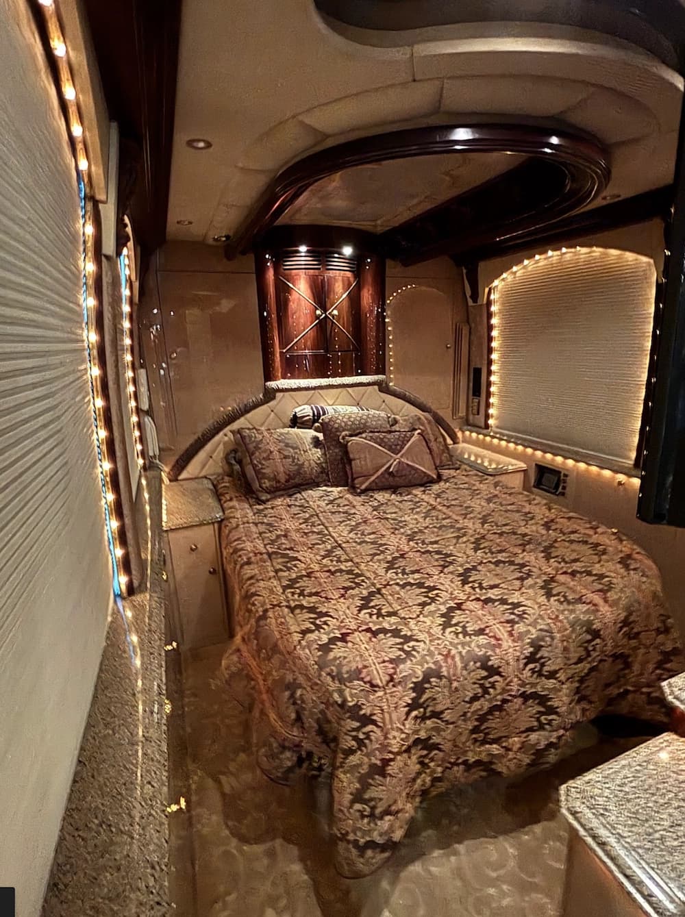 2001 Prevost Liberty Elegant Lady XLII Motorcoach Conversion - Image 16
