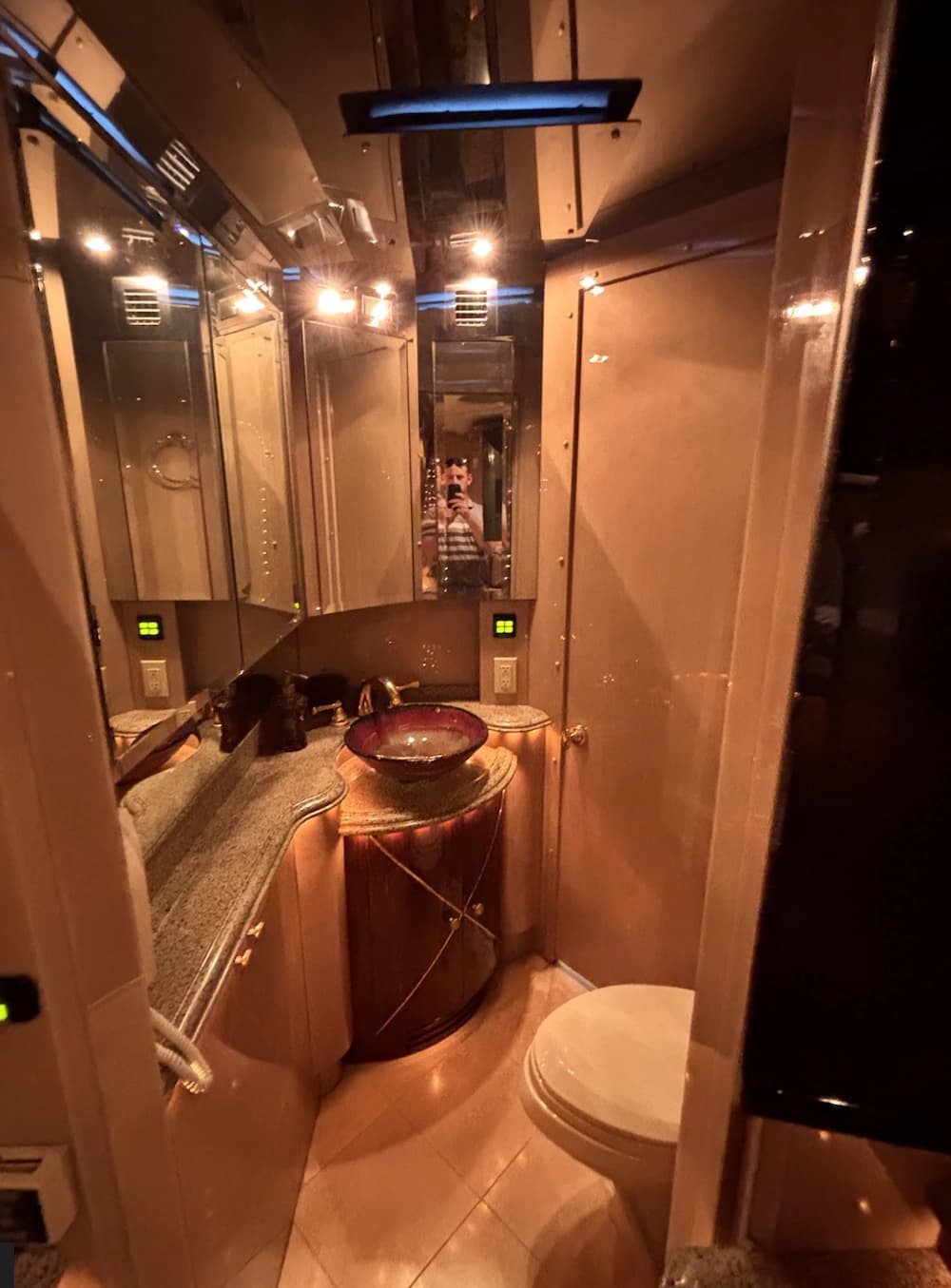 2001 Prevost Liberty Elegant Lady XLII Motorcoach Conversion - Image 17