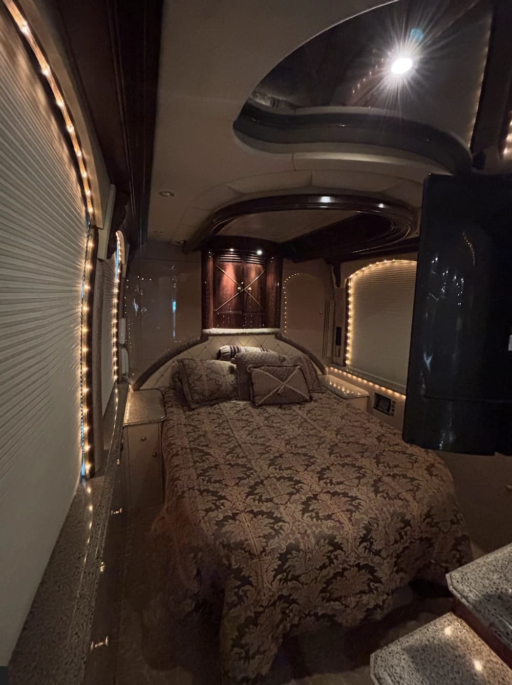 2001 Prevost Liberty Elegant Lady XLII Motorcoach Conversion - Image 28