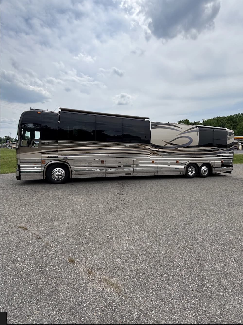 2001 Prevost Liberty Elegant Lady XLII Motorcoach Conversion - Image 4