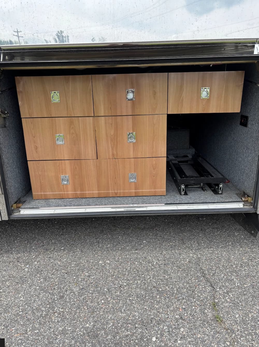 2001 Prevost Liberty Elegant Lady XLII Motorcoach Conversion - Image 39