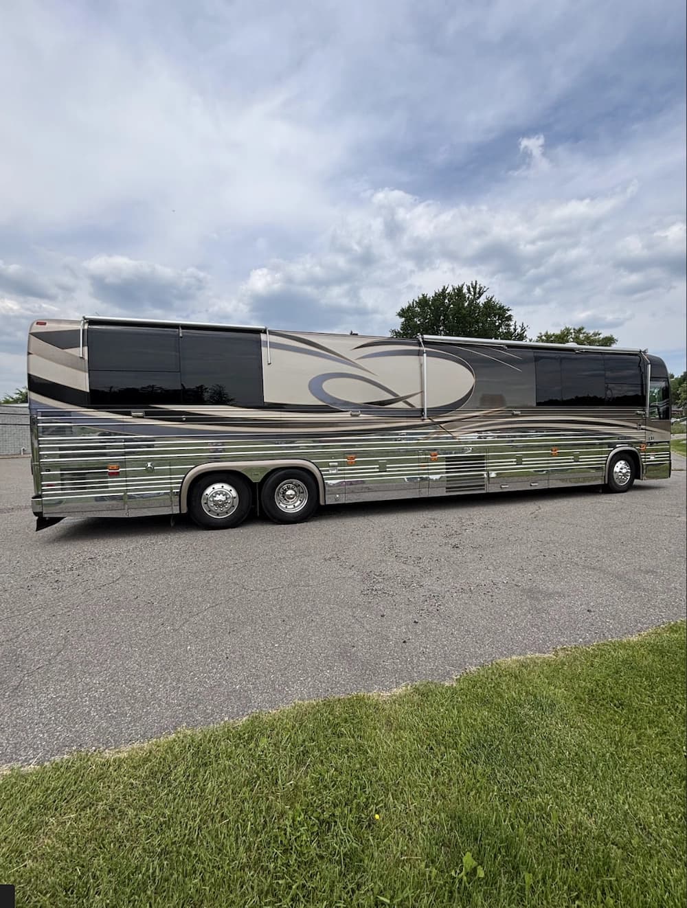2001 Prevost Liberty Elegant Lady XLII Motorcoach Conversion - Image 6