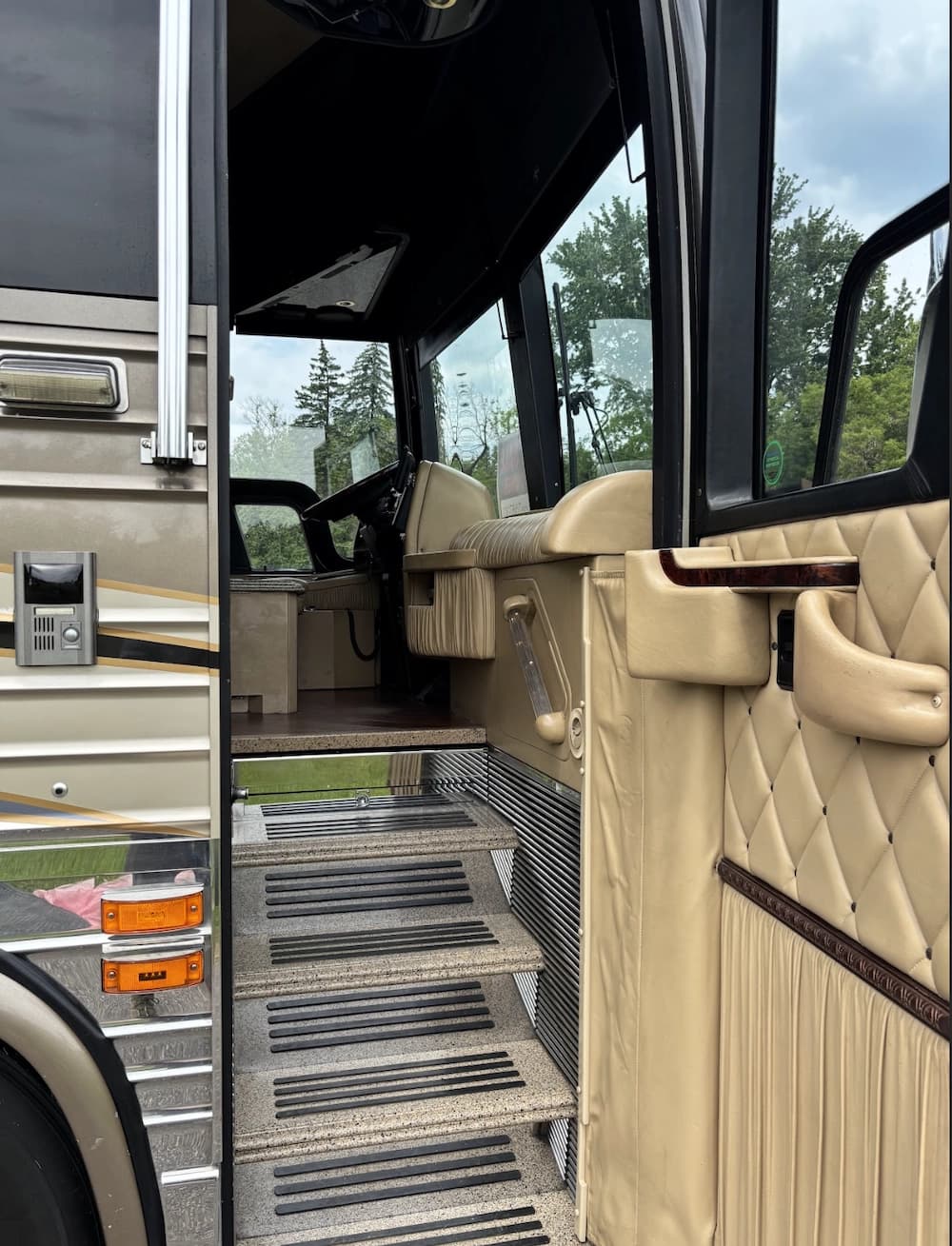 2001 Prevost Liberty Elegant Lady XLII Motorcoach Conversion - Image 7