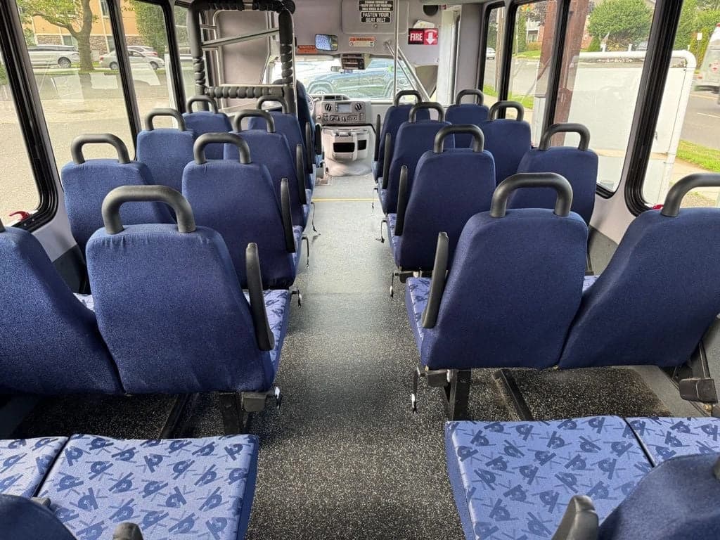 2016 Ford E-450 Shuttle Bus - Image 11