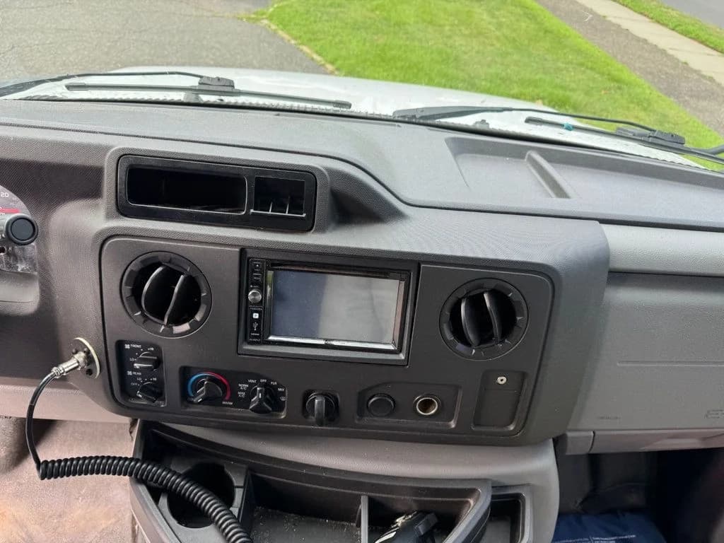 2016 Ford E-450 Shuttle Bus - Image 14