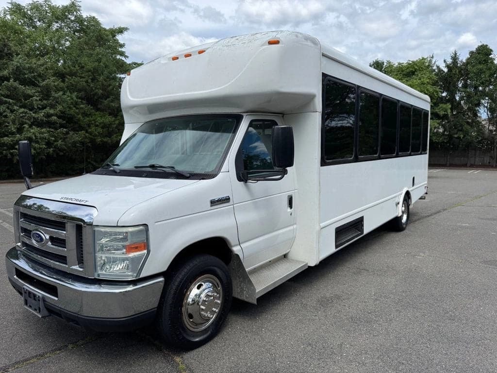 2016 Ford E-450 Shuttle Bus - Image 3