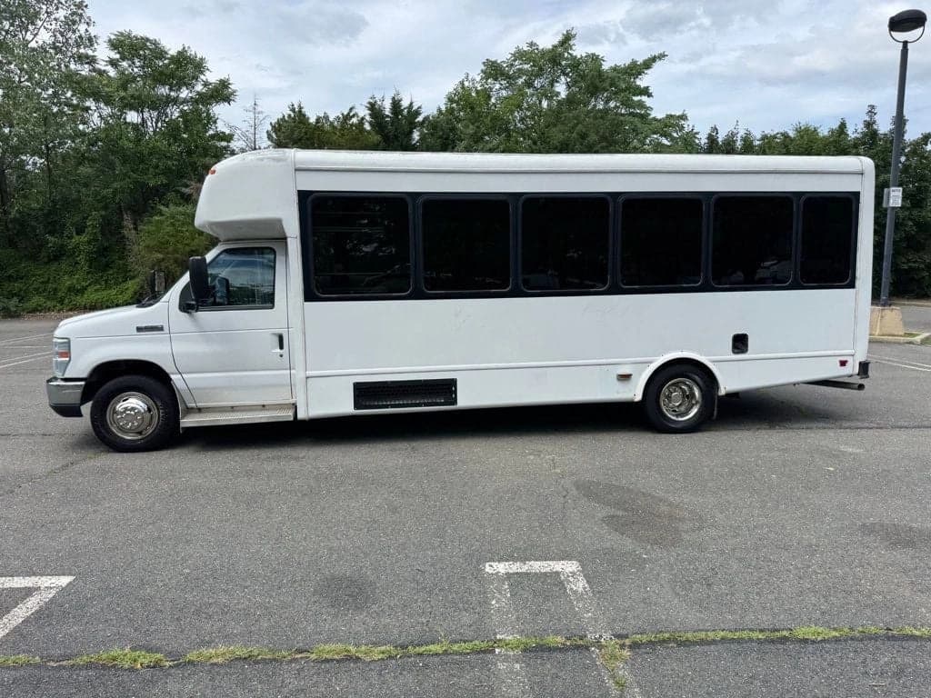2016 Ford E-450 Shuttle Bus - Image 4