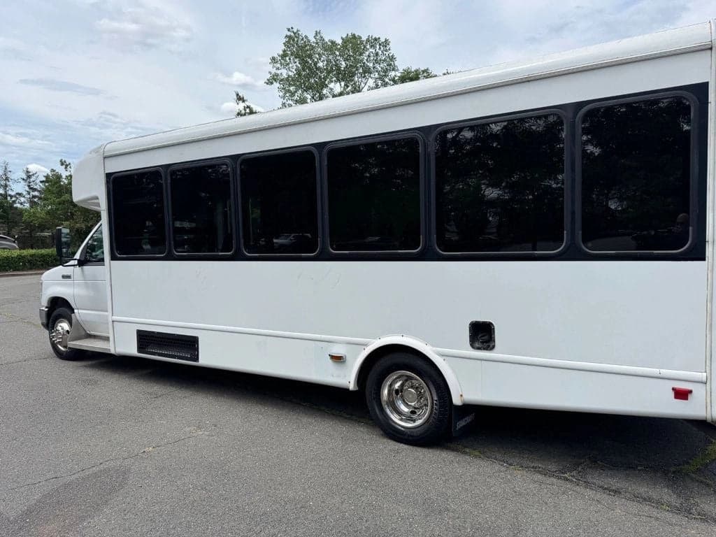 2016 Ford E-450 Shuttle Bus - Image 5