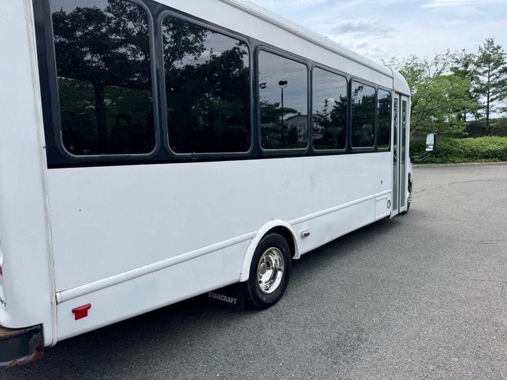 2016 Ford E-450 Shuttle Bus - Image 7
