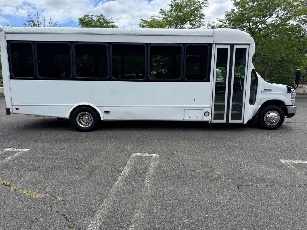2016 Ford E-450 Shuttle Bus - Image 8