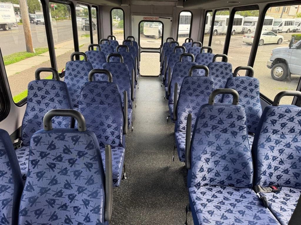 2016 Ford E-450 Shuttle Bus - Image 9