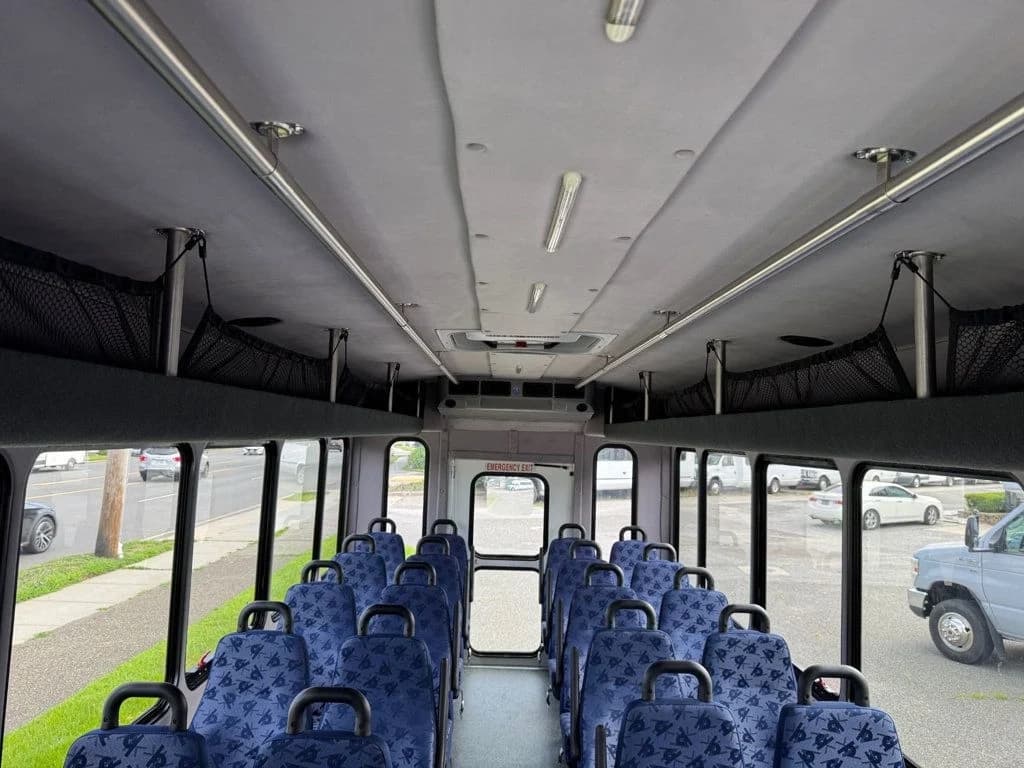 2016 Ford E-450 Shuttle Bus - Image 10