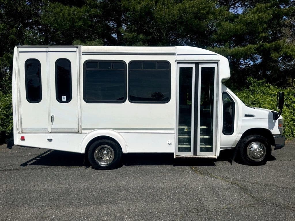 2016 Ford E-450 Wheelchair Shuttle Bus - Image 11