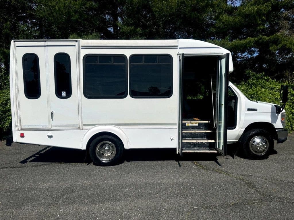 2016 Ford E-450 Wheelchair Shuttle Bus - Image 12