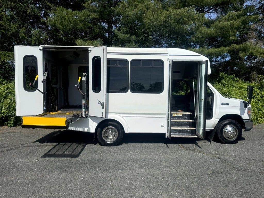 2016 Ford E-450 Wheelchair Shuttle Bus - Image 13