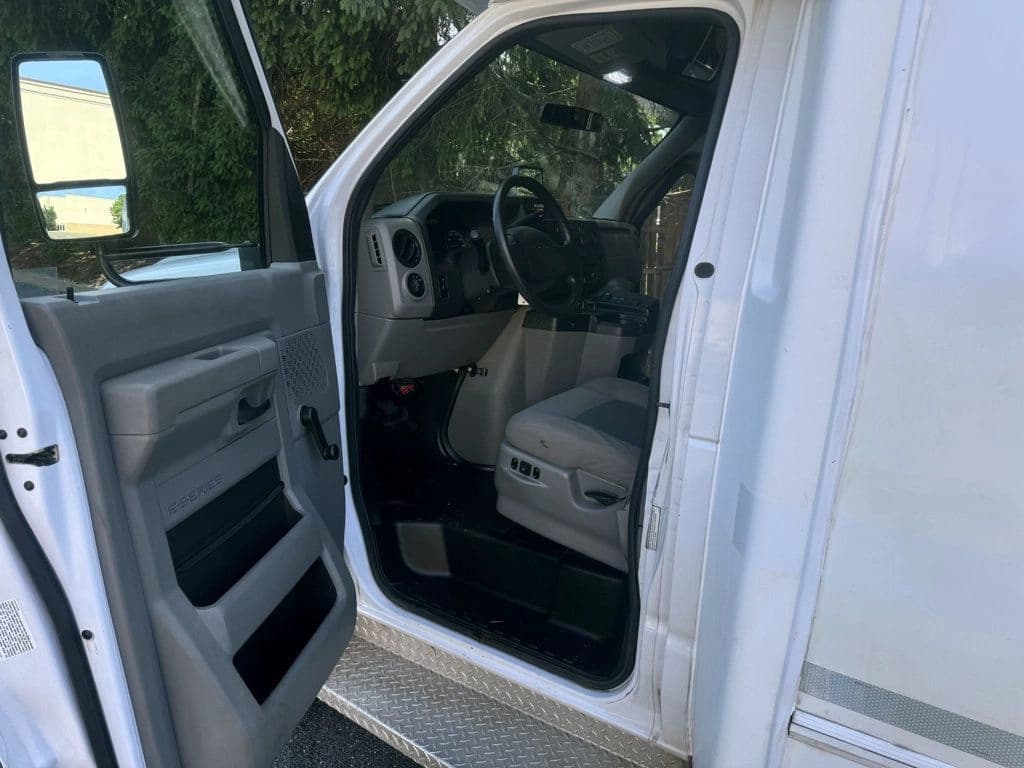 2016 Ford E-450 Wheelchair Shuttle Bus - Image 17