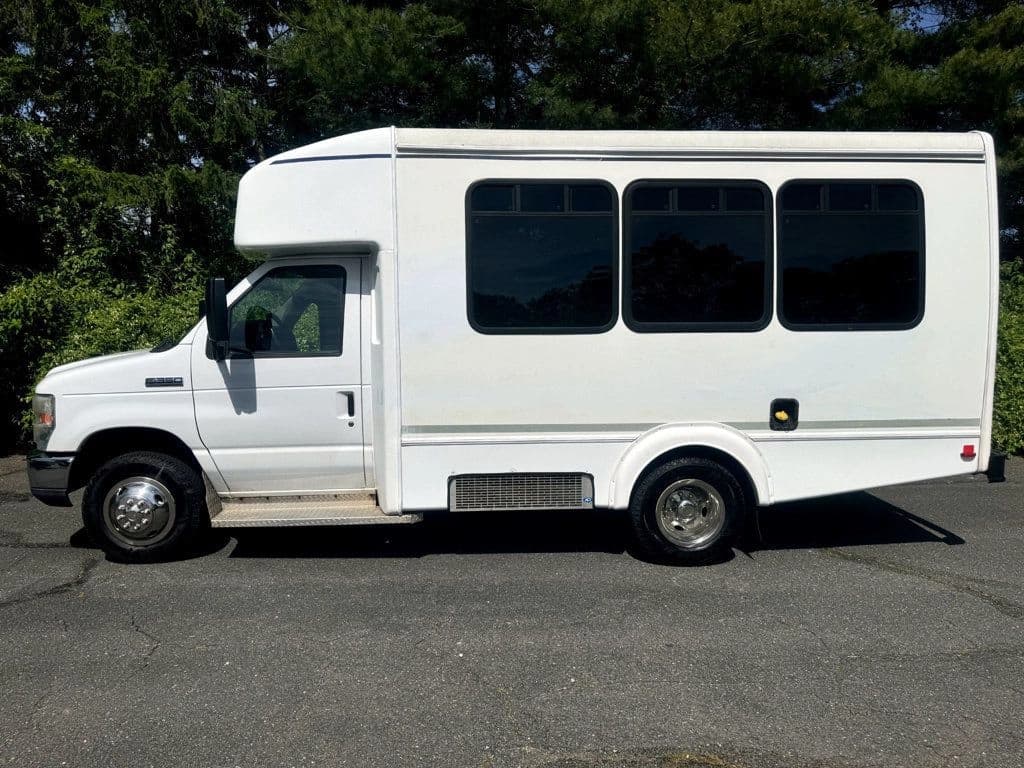 2016 Ford E-450 Wheelchair Shuttle Bus - Image 4
