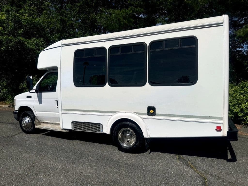 2016 Ford E-450 Wheelchair Shuttle Bus - Image 5