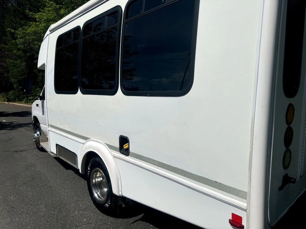 2016 Ford E-450 Wheelchair Shuttle Bus - Image 6