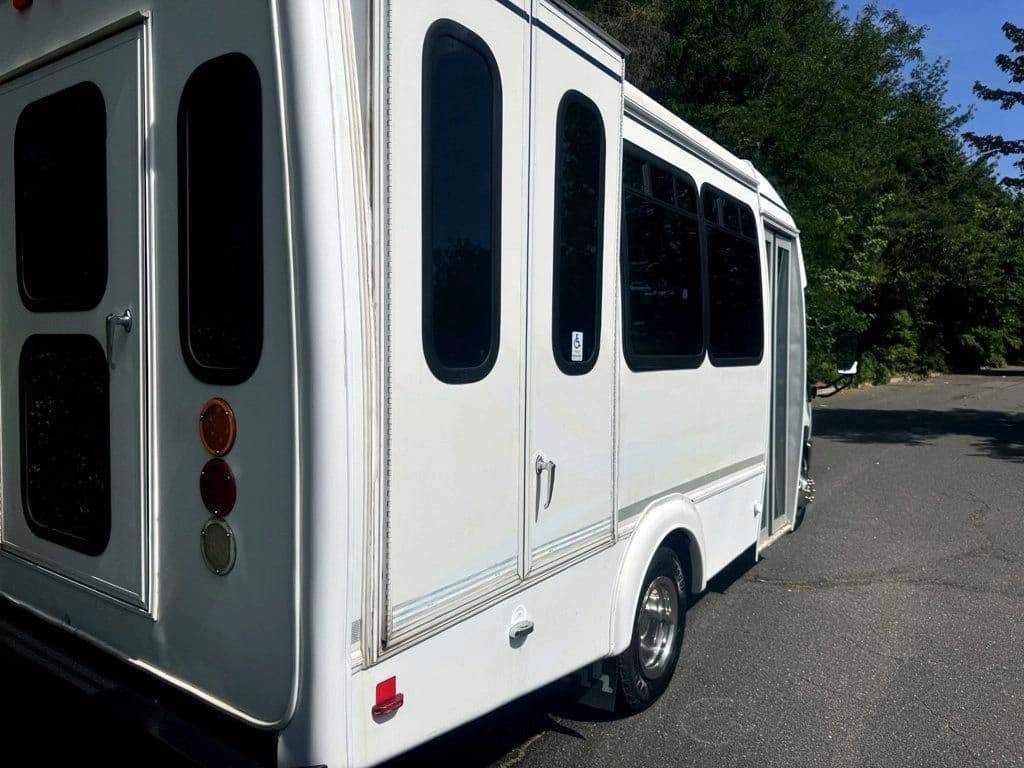 2016 Ford E-450 Wheelchair Shuttle Bus - Image 9