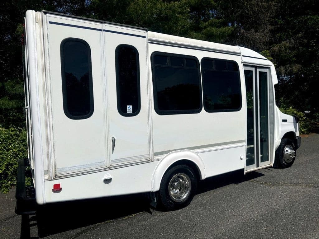 2016 Ford E-450 Wheelchair Shuttle Bus - Image 10