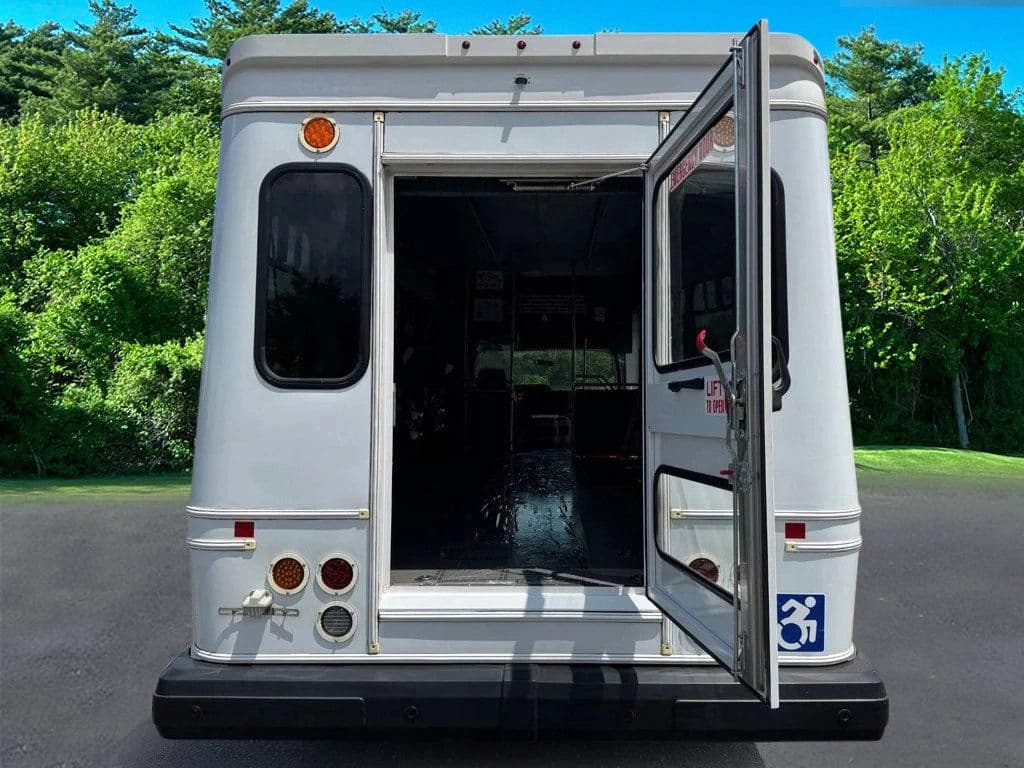 2017 Ford E-450 Wheelchair Shuttle Bus - Image 10