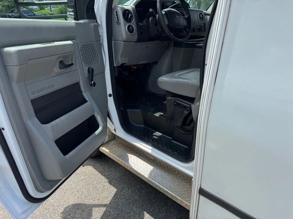 2017 Ford E-450 Wheelchair Shuttle Bus - Image 19
