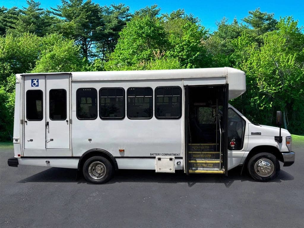 2017 Ford E-450 Wheelchair Shuttle Bus - Image 3