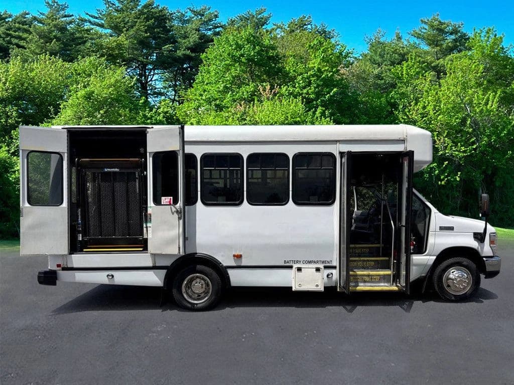 2017 Ford E-450 Wheelchair Shuttle Bus - Image 4