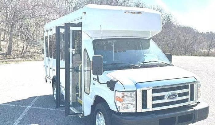 2013 Ford E-350 Non-CDL Wheelchair Shuttle Bus - Image 21