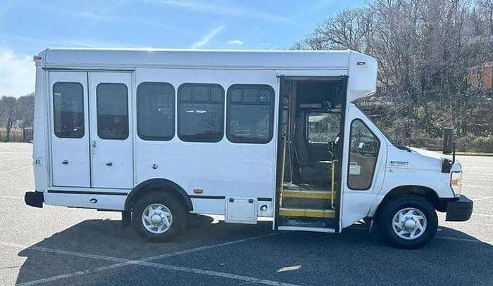 2013 Ford E-350 Non-CDL Wheelchair Shuttle Bus - Image 26