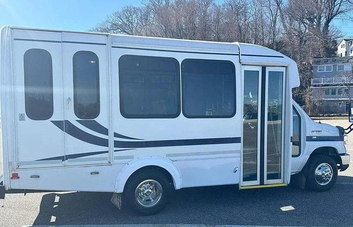 2013 Ford E-350 Non CDL 8/4 Wheelchair Shuttle Bus - Image 2