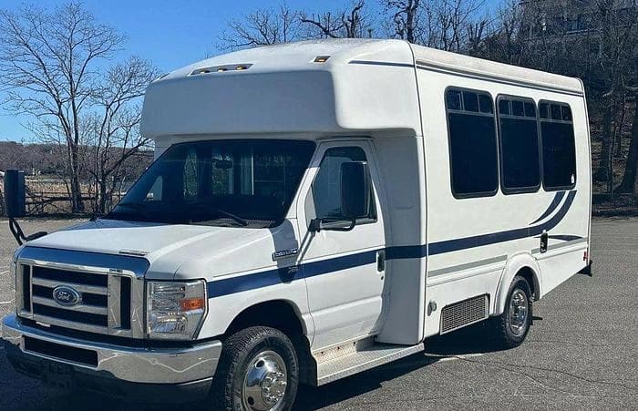 2013 Ford E-350 Non CDL 8/4 Wheelchair Shuttle Bus - Image 1